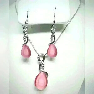 NWOT Elegant Water Drop Necklace and Earrings Set